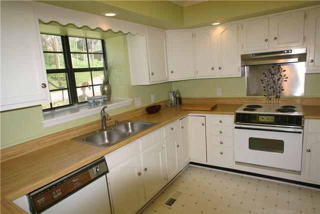 7309 Cavalier Road Nashville, TN 37221 - Photo 3 of 20 L Shaped Kitchen