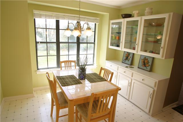 7309 Cavalier Road Nashville, TN 37221 - Photo 5 of 20 Eat In Breakfast w/ Built In Display Cabinetry