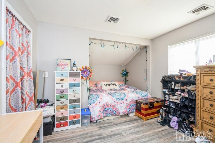121 Winthrop Road Edison, NJ 08817 - Photo 5 of 16 a bedroom with bed and a closet
