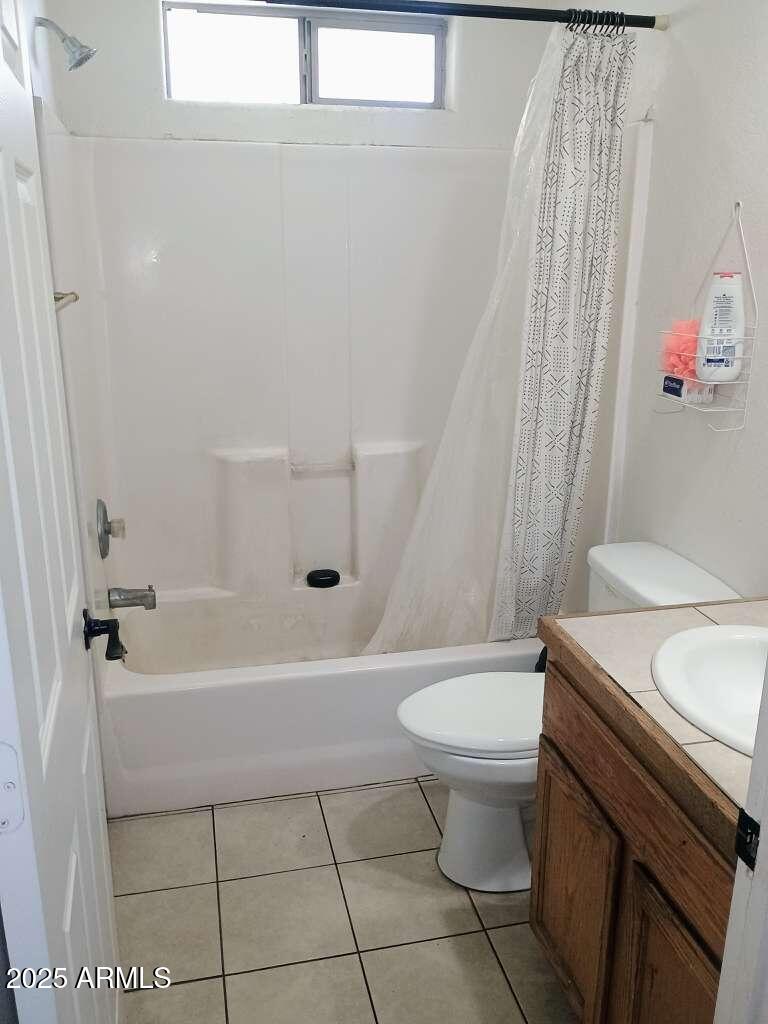 1748 West Sherman Street Phoenix, AZ 85007 - Photo 3 of 15 a bathroom with a sink a toilet and a bathtub