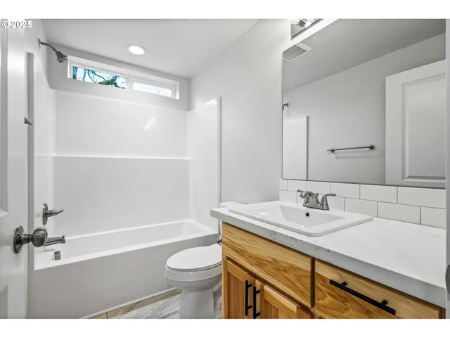 $355,000 | 3619 Green River Road, Sweet Home, OR 97386