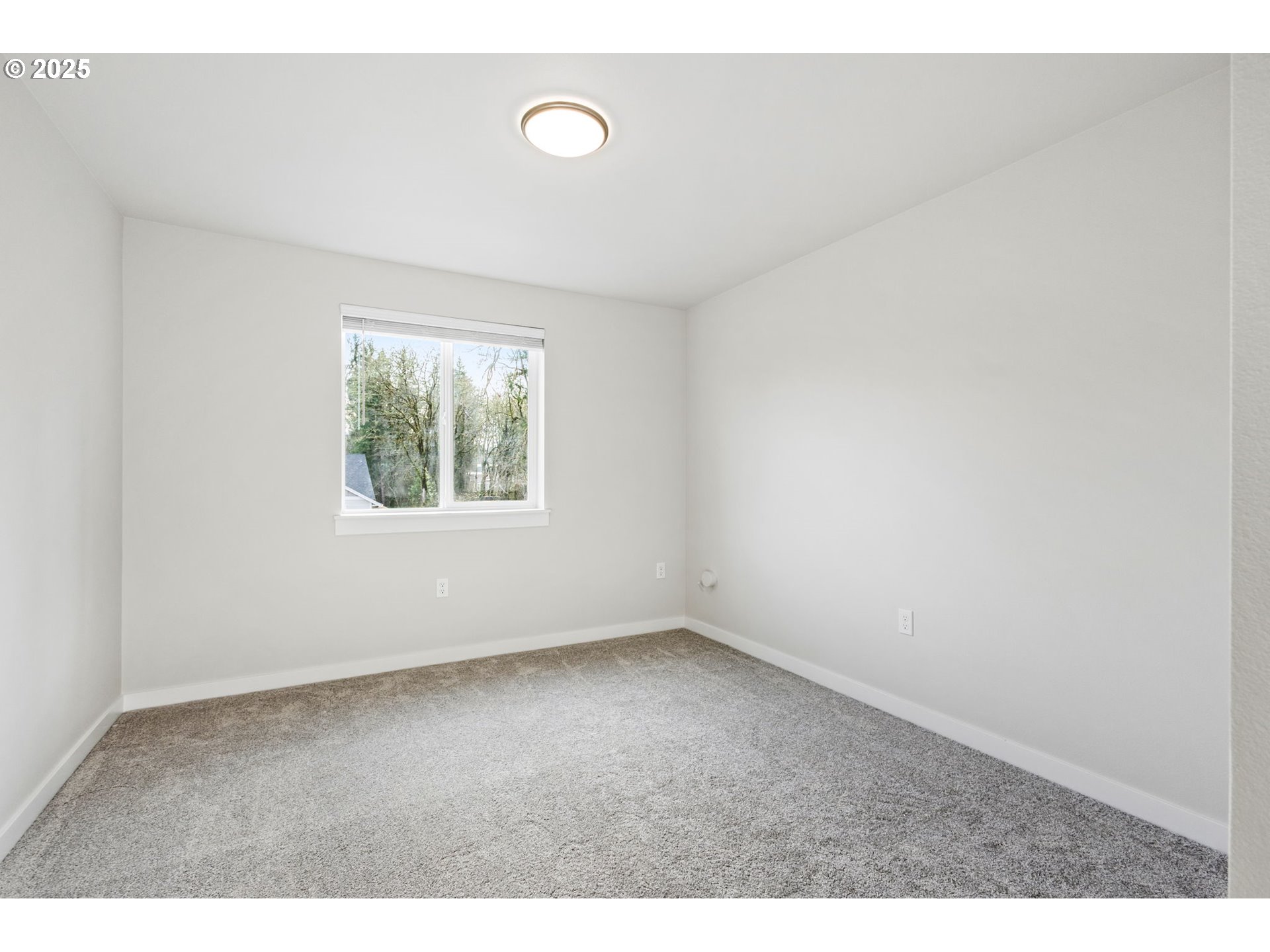 3619 Green River Road Sweet Home, OR 97386 - Photo 18 of 38 an empty room with a window