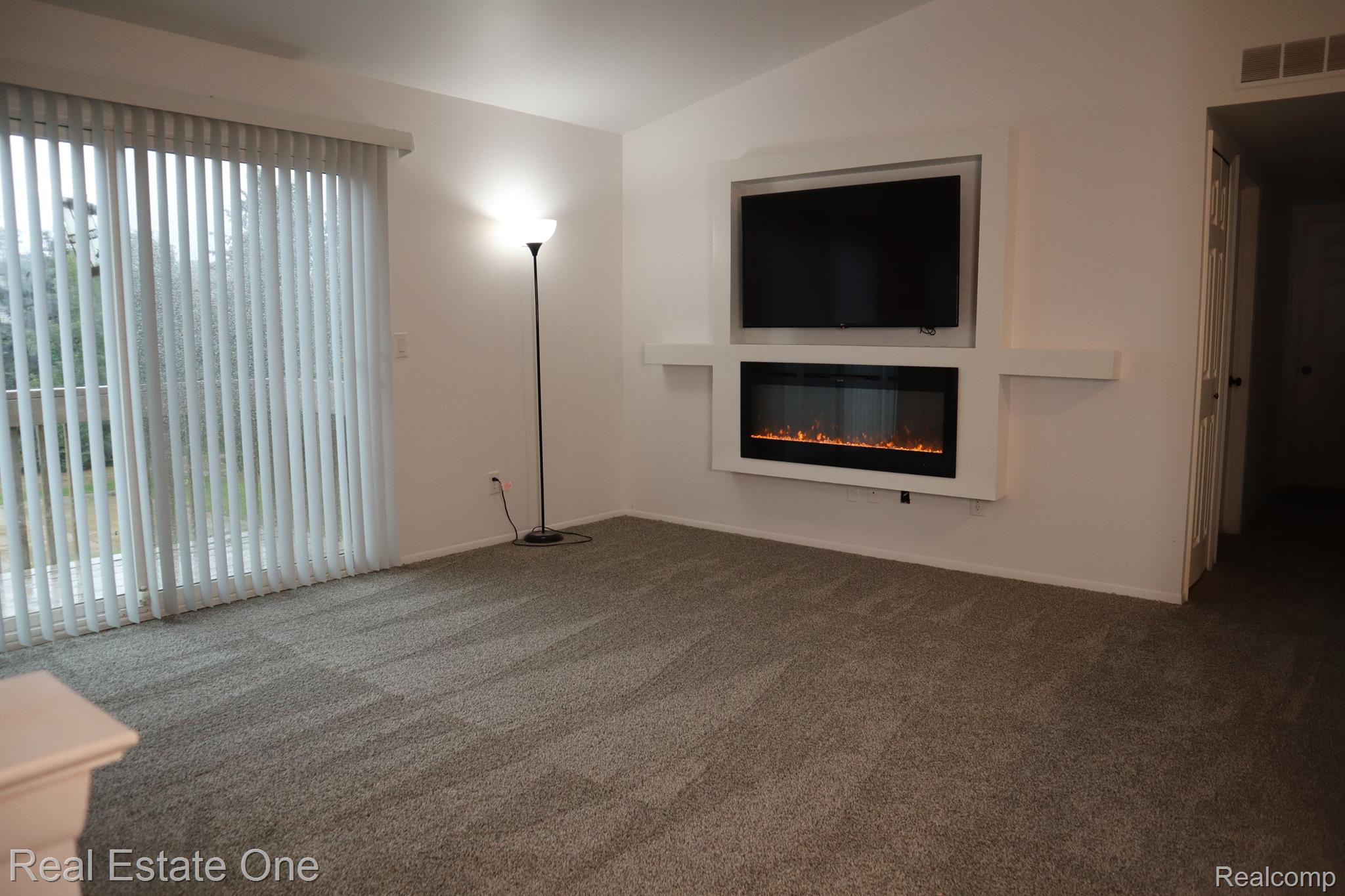 170 Pine Tree Ridge, Unit 4 Waterford, MI 48327 - Photo 2 of 12 Gallery Image 2