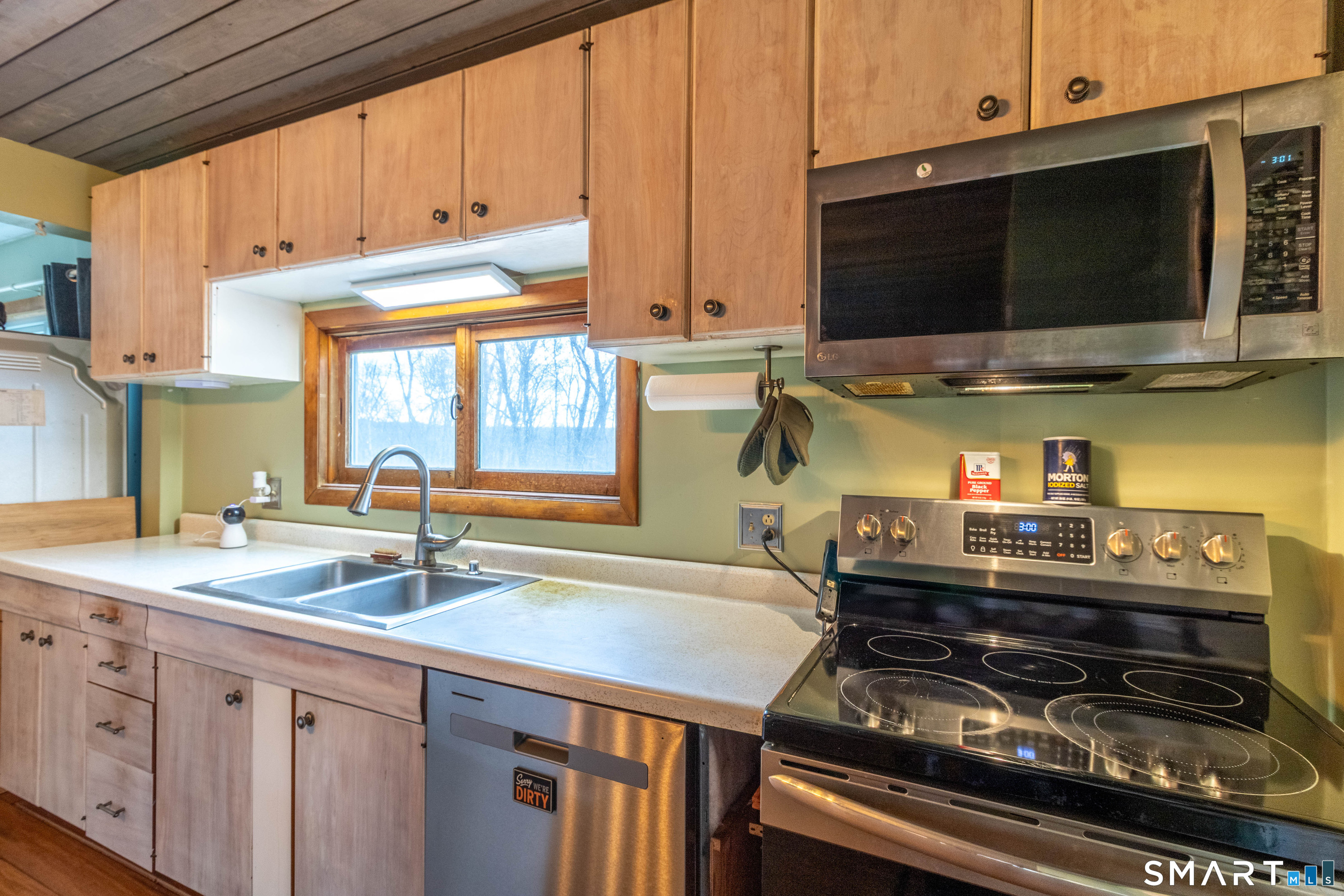 40 Sanitarium Road Windham, CT 06226 - Photo 17 of 33 a kitchen with a stove and a microwave