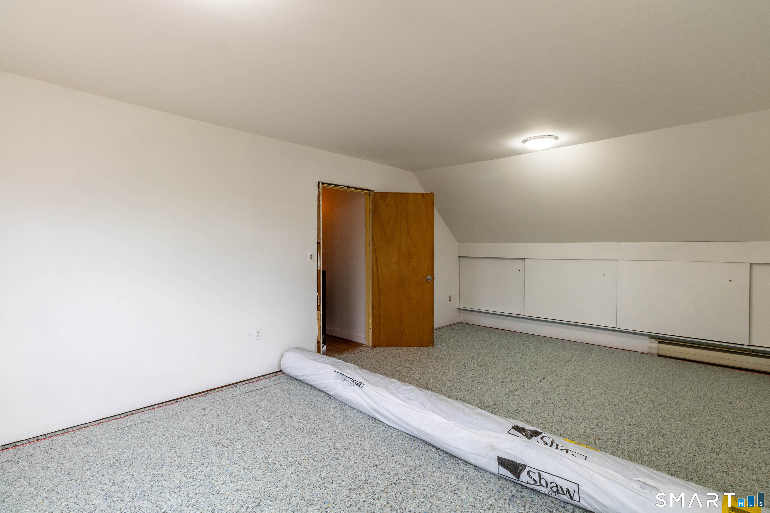 40 Sanitarium Road Windham, CT 06226 - Photo 22 of 33 an empty room with a workbench