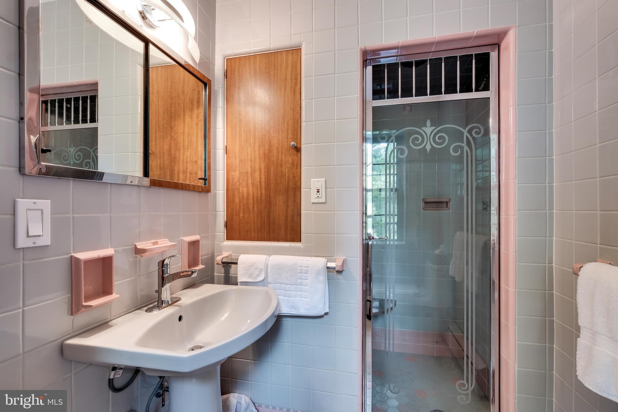 800 Chauncey Road Penn Valley, PA 19072 - Photo 14 of 35 En-suite Bathroom - updated vintage
