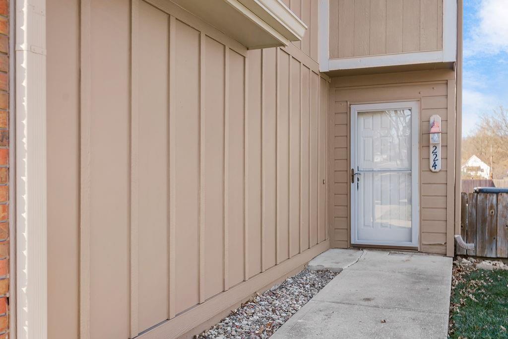 224 Southwest Pinetree Lane Lee's Summit, MO 64063 - Photo 2 of 29