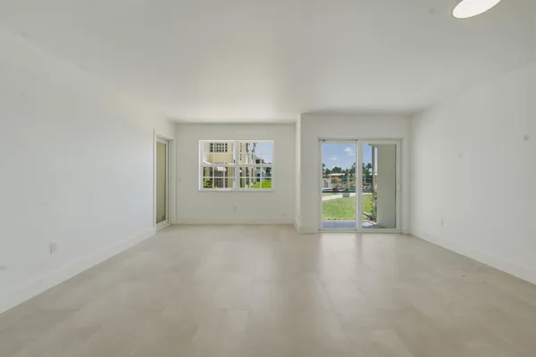 $275,000 | 700 Pine Drive, Unit 105, Pompano Beach, FL 33060