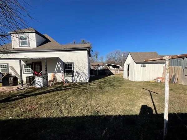 a view of a house with backyard