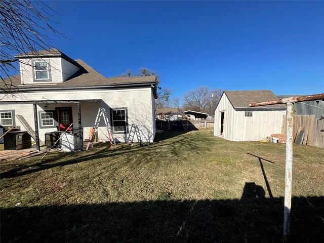 a view of a house with backyard
