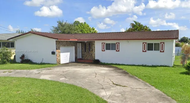 a view of a house with a yard