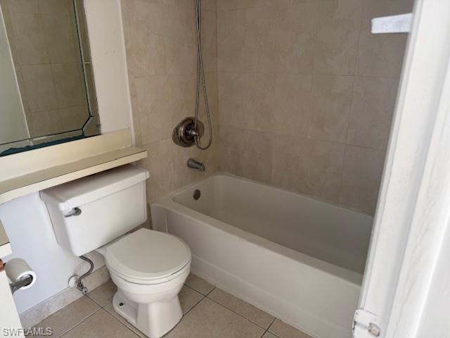 153 Santa Clara Drive, Unit 10 Naples, FL 34104 - Photo 26 of 33 a bathroom with a toilet and a bathtub