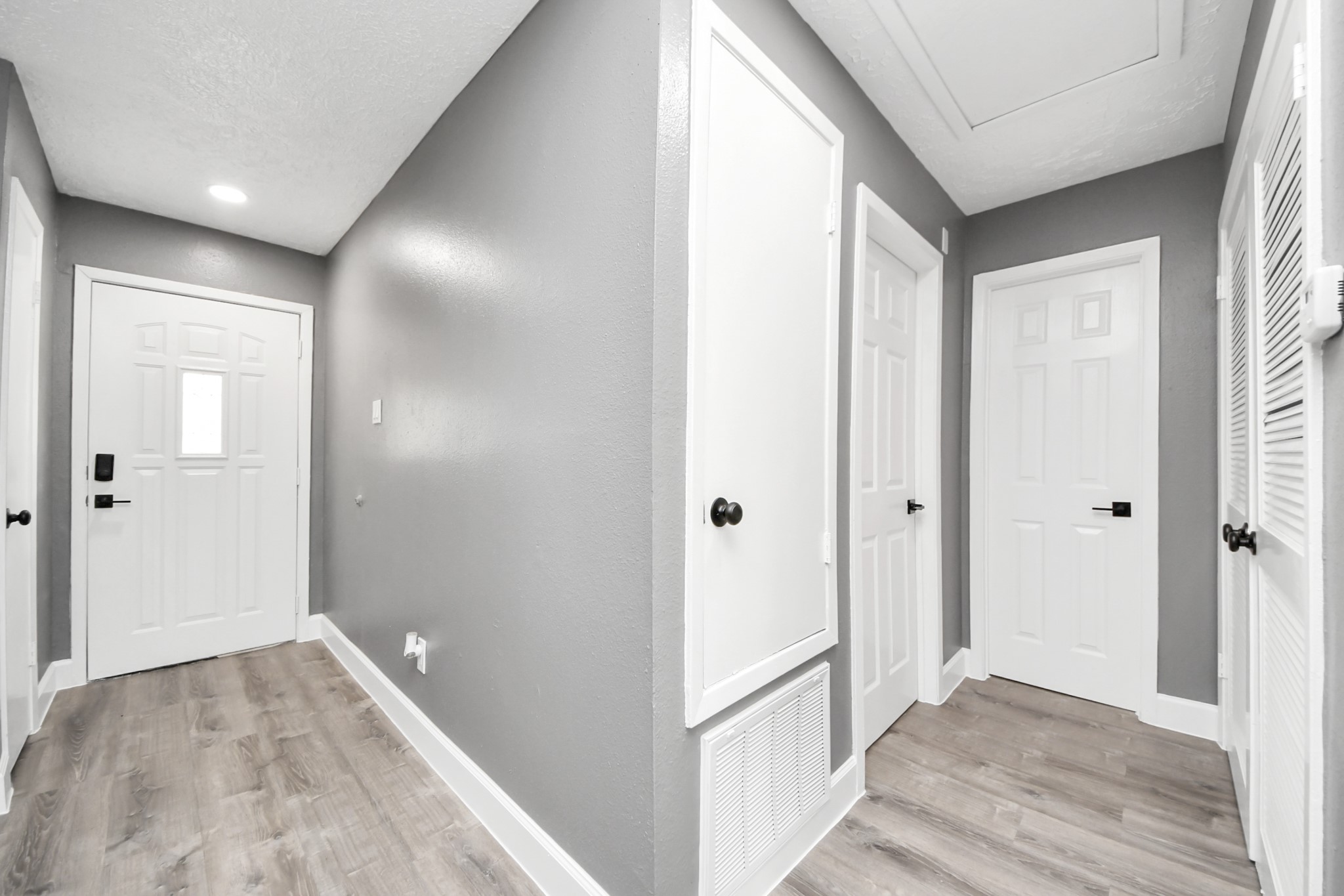 5444 Ridge Wind Lane Houston, TX 77053 - Photo 16 of 35 Hallway to the 2nd bedroom
