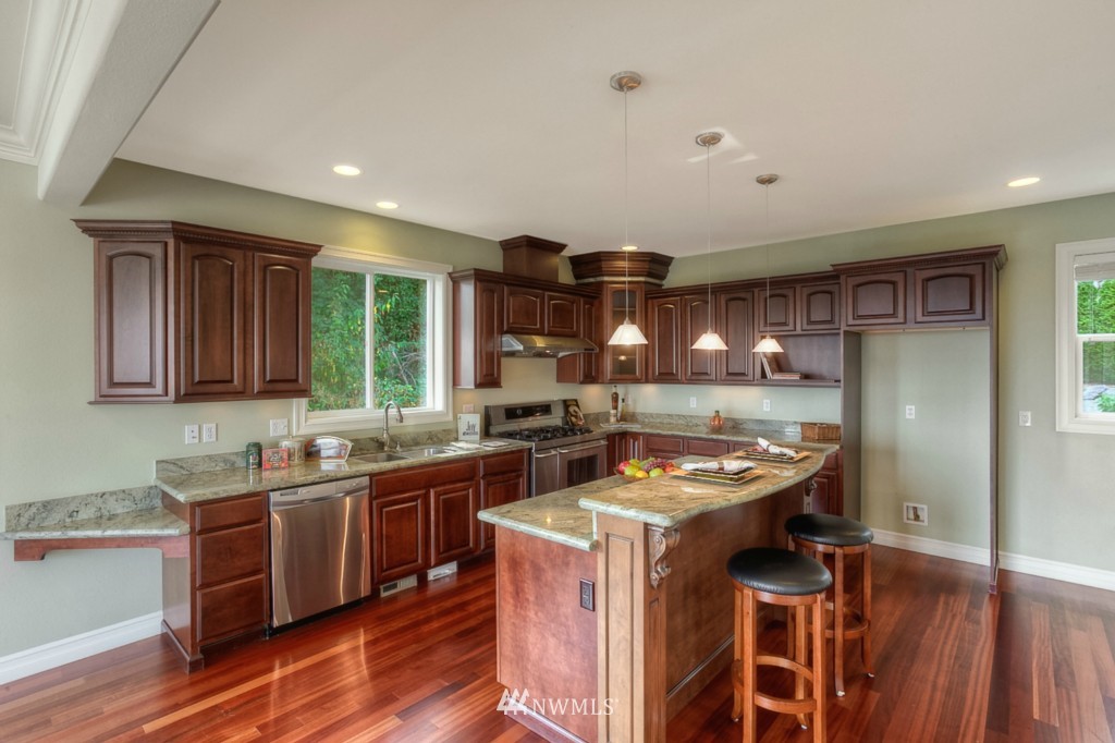 321 Lind Avenue Northwest Renton, WA 98057 - Photo 5 of 14