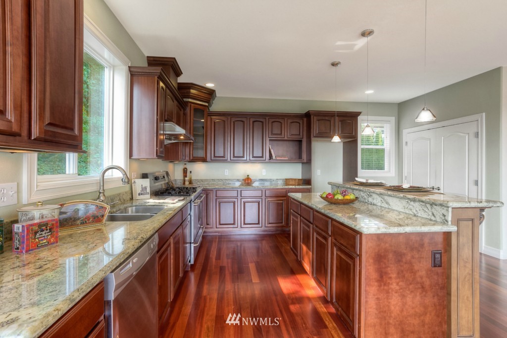 321 Lind Avenue Northwest Renton, WA 98057 - Photo 6 of 14