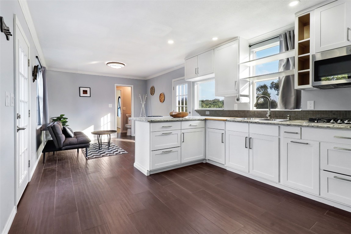 901 Thurman Road San Marcos, TX 78666 - Photo 11 of 32 Lots of cabinetry