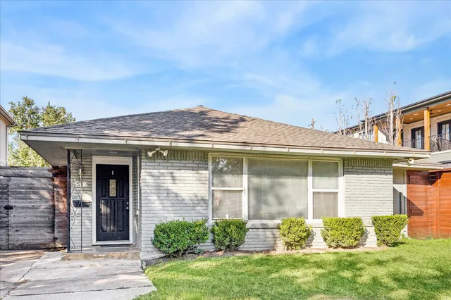 $2,500 | 2712 West Holcombe Boulevard, West University Place, TX 77005