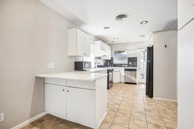 $2,500 | 2712 West Holcombe Boulevard, West University Place, TX 77005