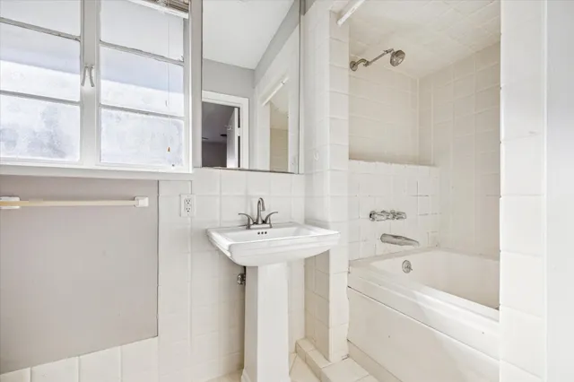 $2,500 | 2712 West Holcombe Boulevard, West University Place, TX 77005