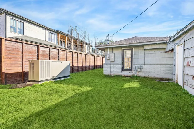 $2,500 | 2712 West Holcombe Boulevard, West University Place, TX 77005