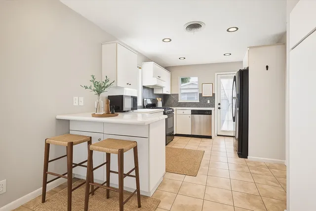 $2,500 | 2712 West Holcombe Boulevard, West University Place, TX 77005