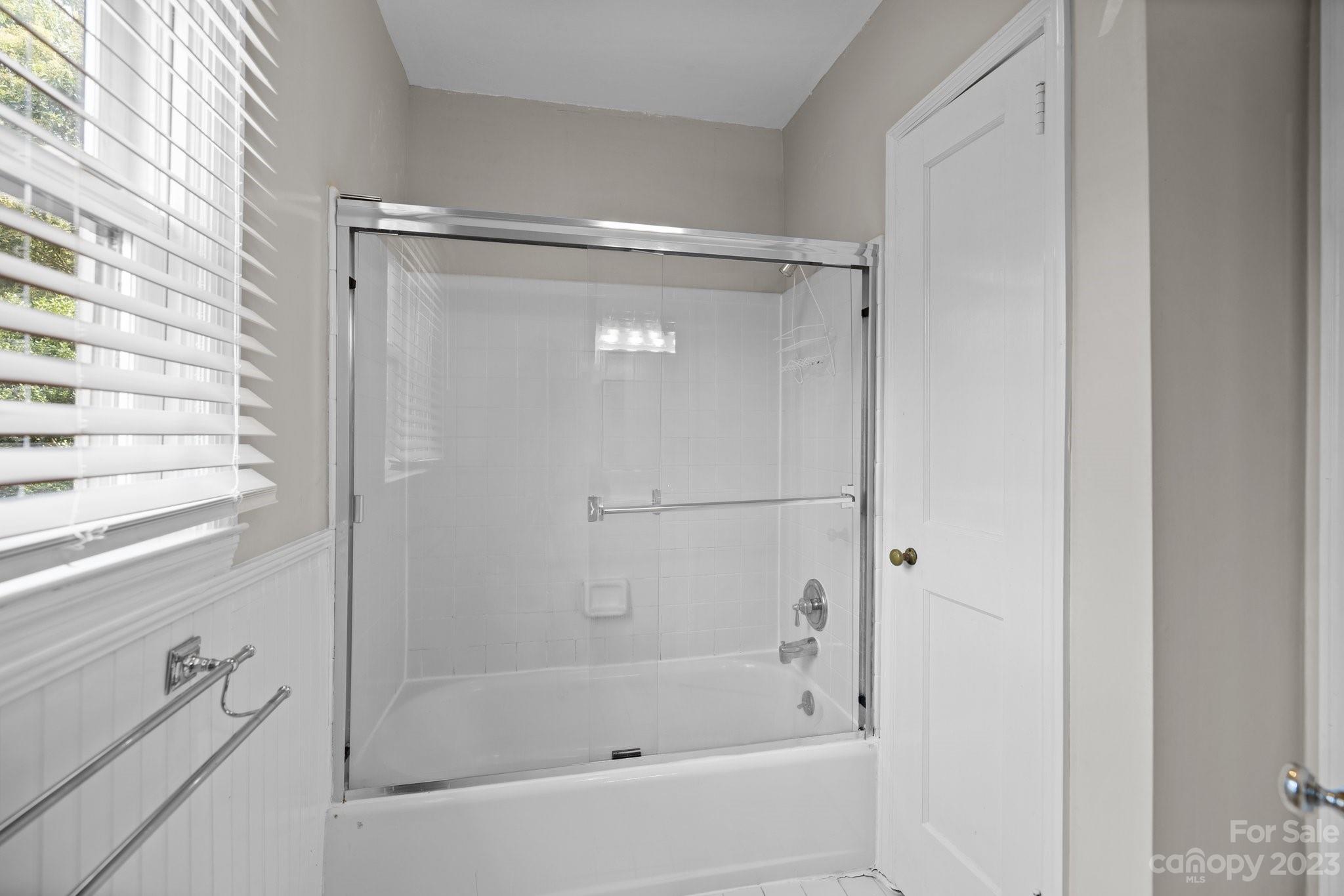 312 Brandywine Road Charlotte, NC 28209 - Photo 25 of 31 a bathroom with a bathtub