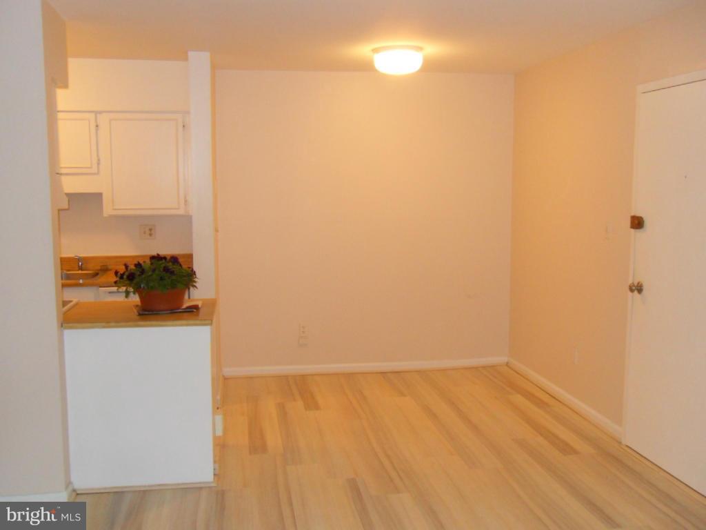 5905 E Kingsford Road, Unit 388 Springfield, VA 22152 - Photo 5 of 26 Dining Room