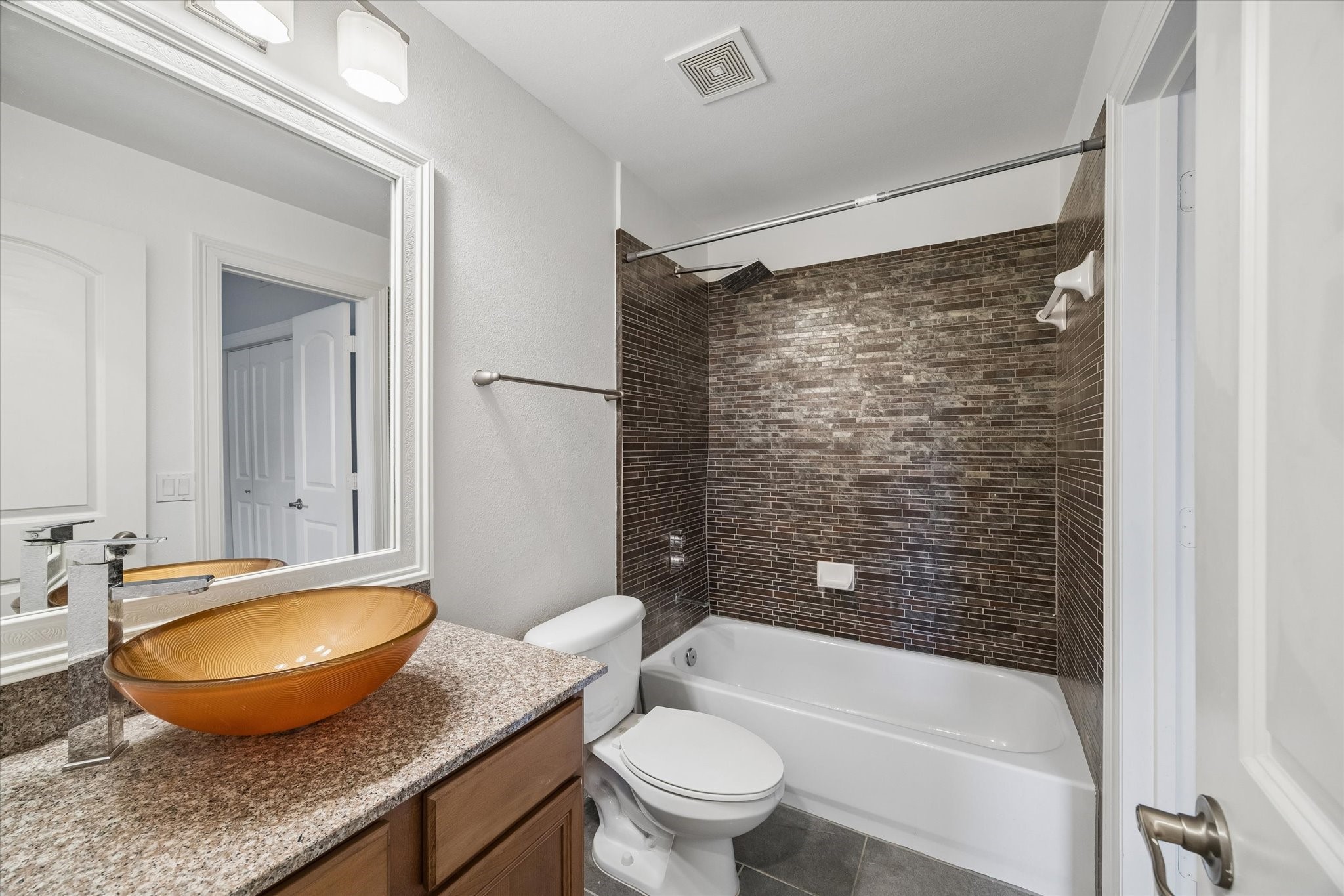 3501 Chenevert Street, Unit 7 Houston, TX 77004 - Photo 15 of 21 En-suite secondary bathroom.