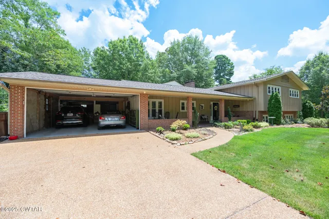 a view of a house with backyard and porch