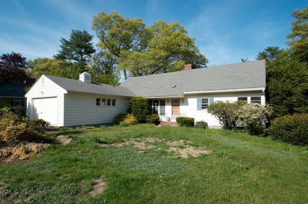 50 Locksley Road Lynnfield, MA 01940 - Photo 2 of 23 Gallery Image 2