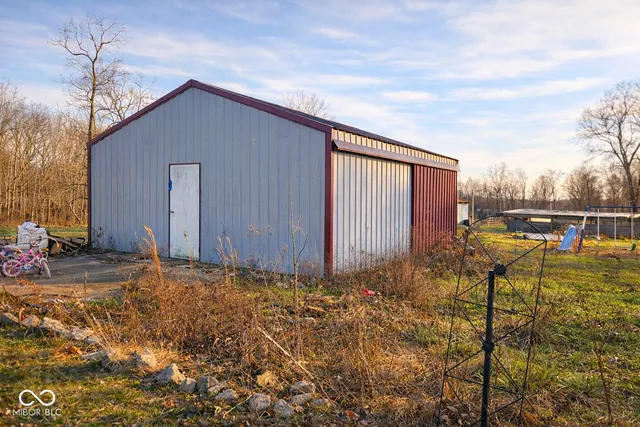 $460,000 | 3375 West County Road 850 South, Commiskey, IN 47227