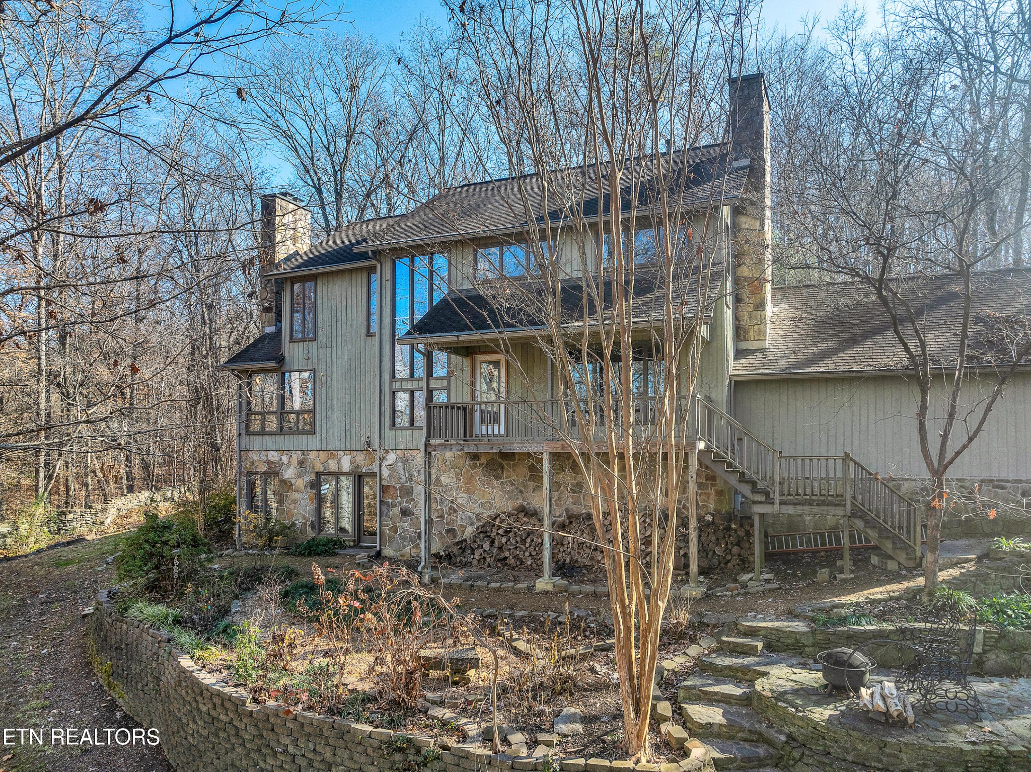 a view of a house with backyard