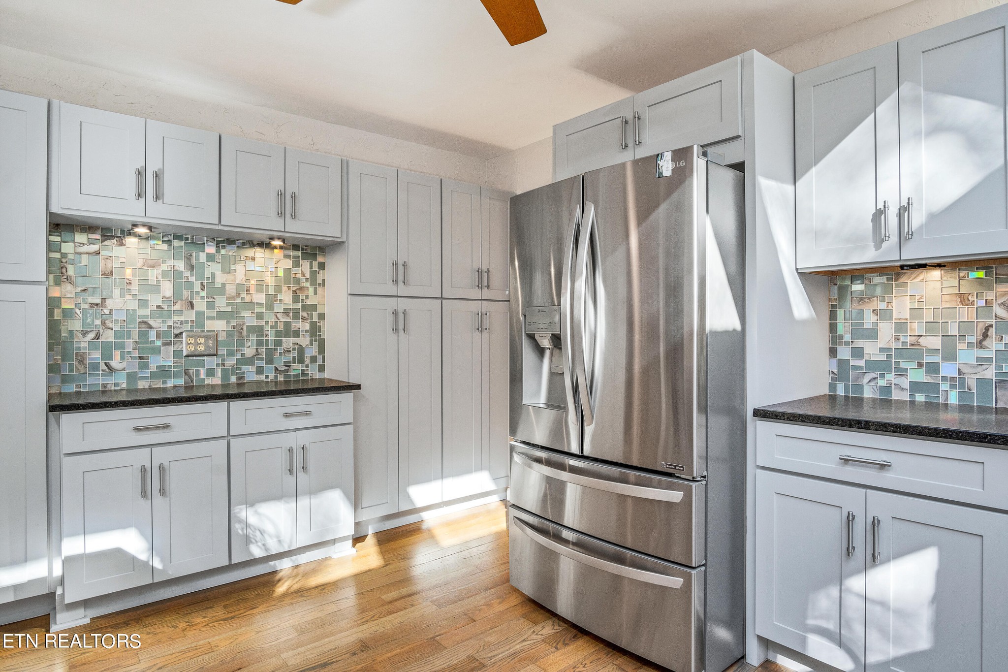 105 Clayton Way Oak Ridge, TN 37830 - Photo 12 of 42 a kitchen with granite countertop a refrigerator and microwave
