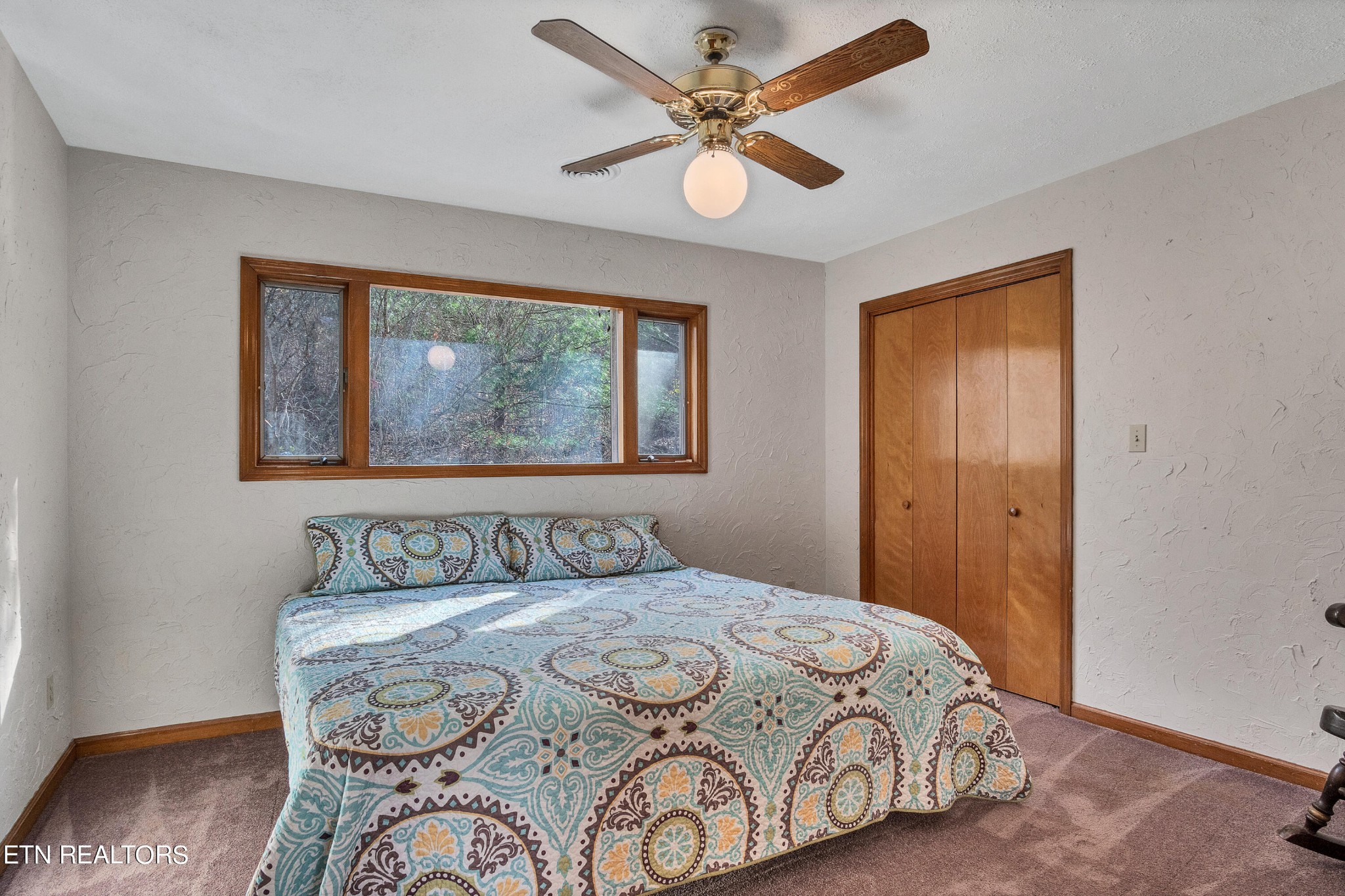 105 Clayton Way Oak Ridge, TN 37830 - Photo 28 of 42 a bedroom with a large bed and a window