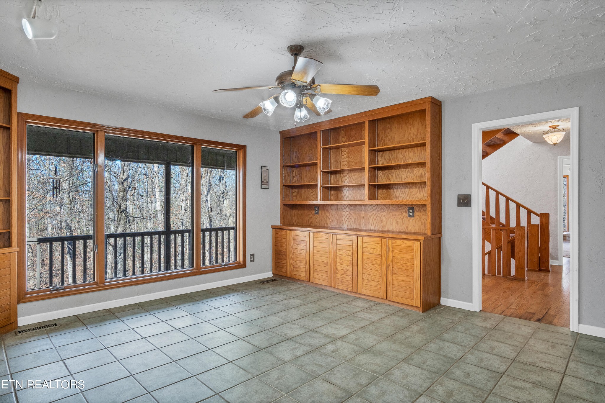 105 Clayton Way Oak Ridge, TN 37830 - Photo 6 of 42 a view of a hallway with closet and chandelier