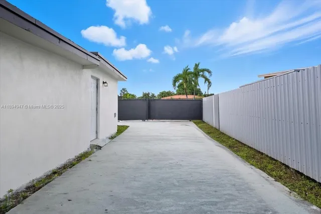 a view of a backyard