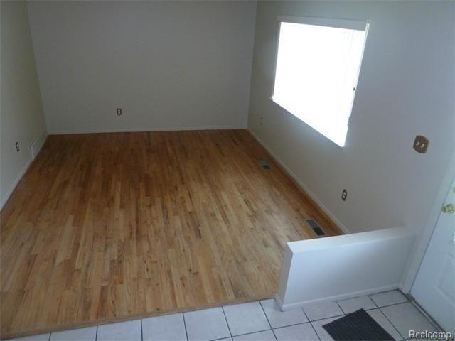 705 Sheffield Road Auburn Hills, MI 48326 - Photo 6 of 23 705 living rm -2.jpg