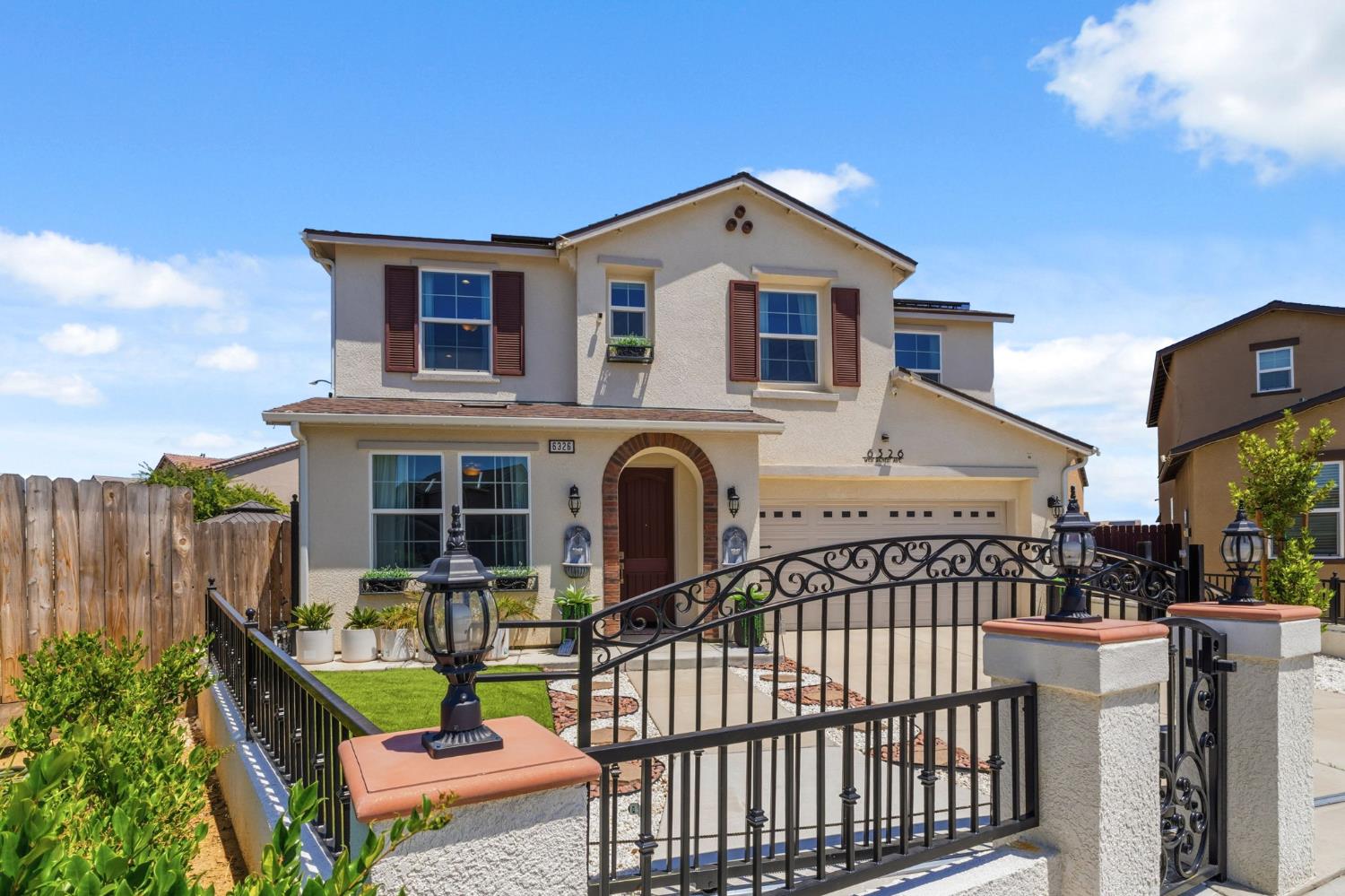 6326 West Richert Avenue Fresno, CA 93723 - Photo 3 of 45 a front view of a house with balcony