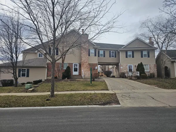 $1,900 | 833 Village Quarter Road, Unit G5, West Dundee, IL 60118