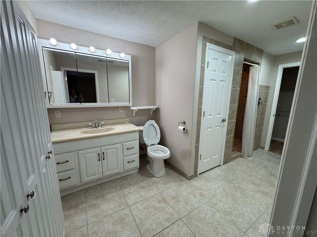 523 Newport Road Xenia, OH 45385 - Photo 16 of 43 Master bath