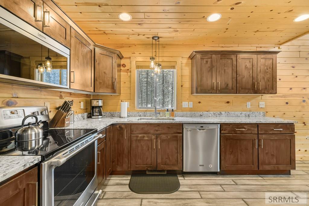 4060 Steelhead Road Island Park, ID 83429 - Photo 18 of 53 Kitchen