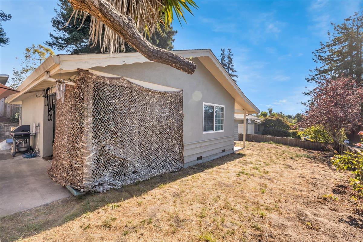 406 Pine Street, Unit A Capitola, CA 95010 - Photo 25 of 32 a view of a backyard of the house