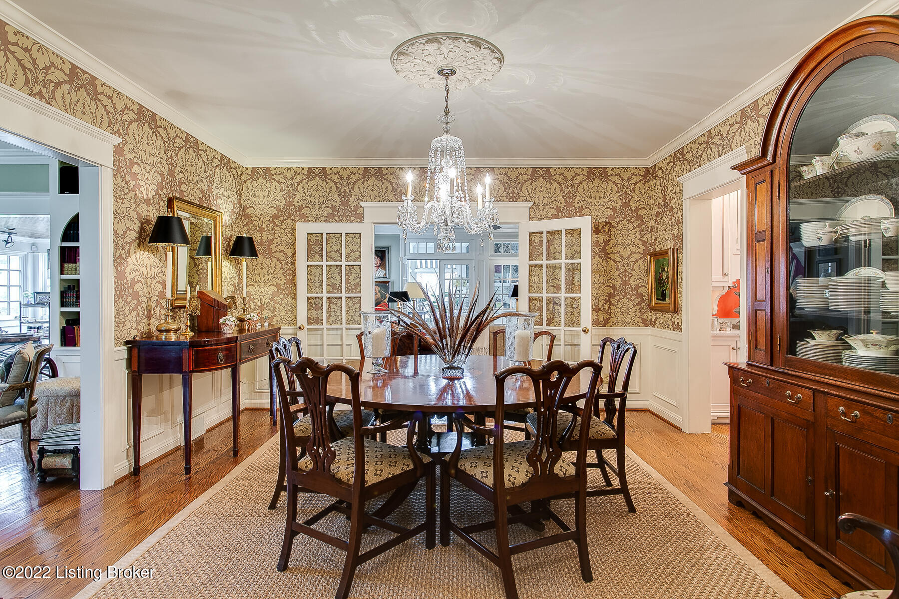 560 Sunset Road Louisville, KY 40206 - Photo 12 of 88 Beautiful dining room with round table.