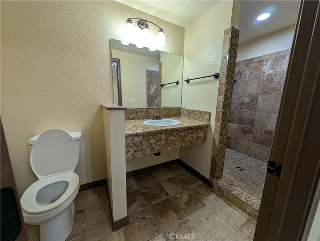 $1,900 | 27160 Vista Road, Unit 8, Helendale, CA 92342