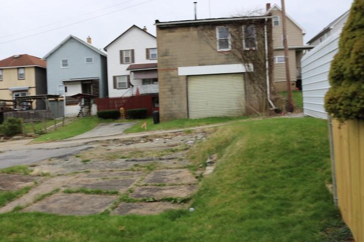 717 Longfellow St Extension Vandergrift, PA 15690 - Photo 4 of 10 Gallery Image 4