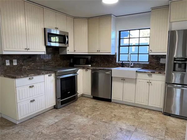 $2,150 | 18714 Wimbledon Circle, Unit 18714, Lutz, FL 33558