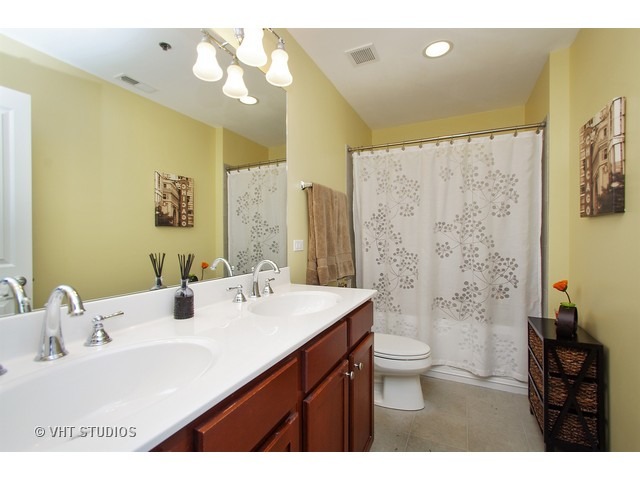 828 West Grace Street, Unit 1304 Chicago, IL 60613 - Photo 9 of 12