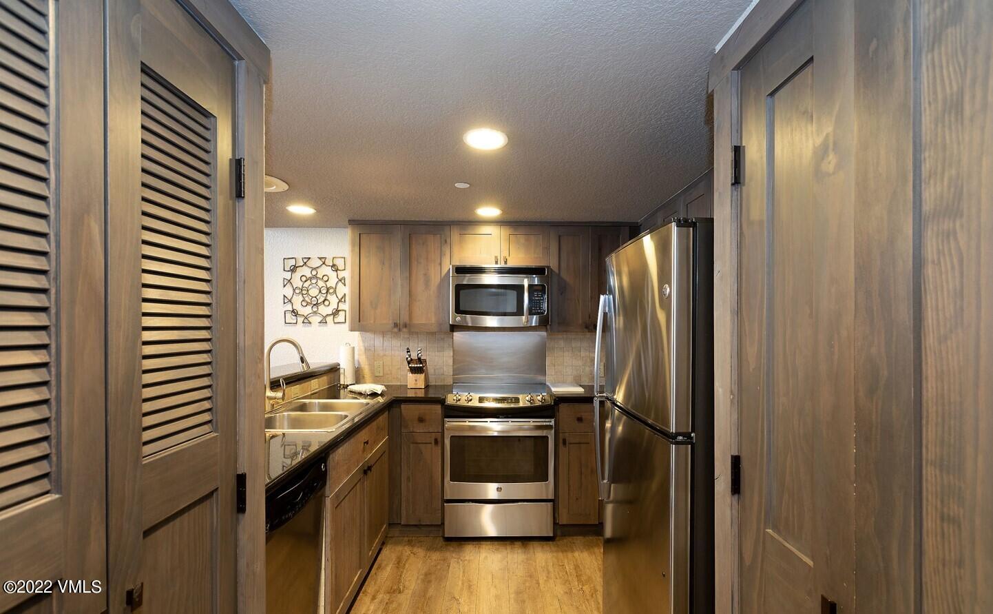 210 Offerson Road, Unit R421 / WEEK 47 Beaver Creek, CO 81620 - Photo 12 of 20 a kitchen with a refrigerator and a stove