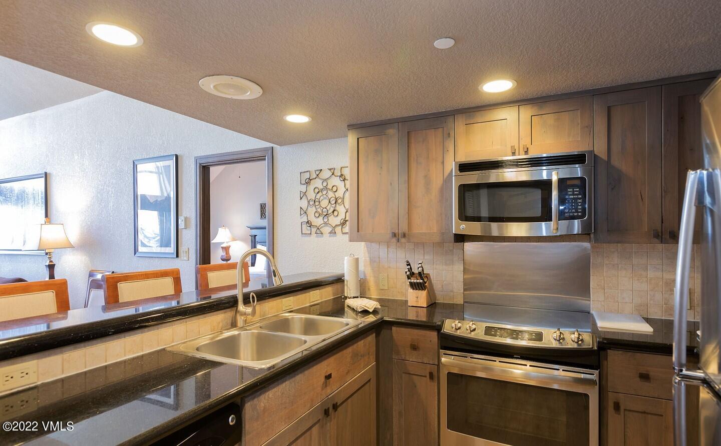 210 Offerson Road, Unit R421 / WEEK 47 Beaver Creek, CO 81620 - Photo 13 of 20 a kitchen with a sink stove and microwave