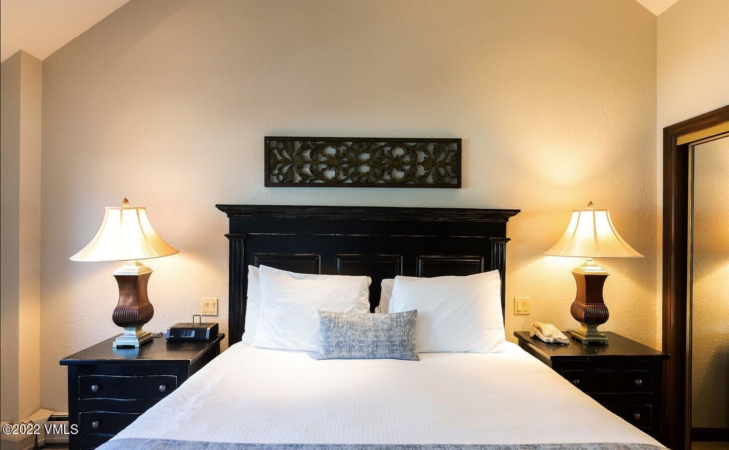 210 Offerson Road, Unit R421 / WEEK 47 Beaver Creek, CO 81620 - Photo 18 of 20 a bedroom with a bed and a lamp on table